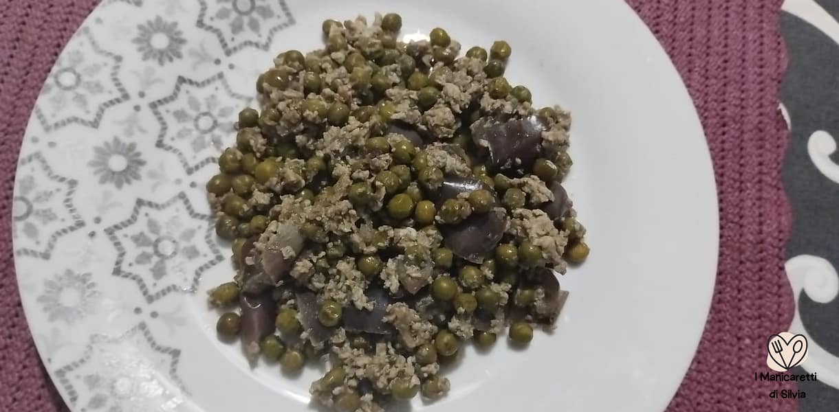 piselli con uova strapazzate