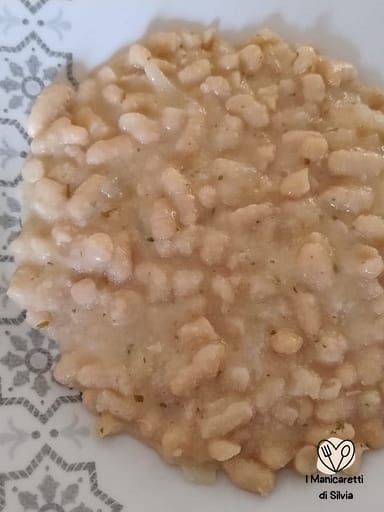 fagioli in scatola in padella in bianco
