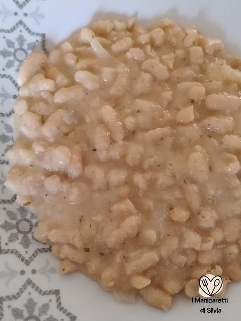 fagioli in scatola in padella in bianco