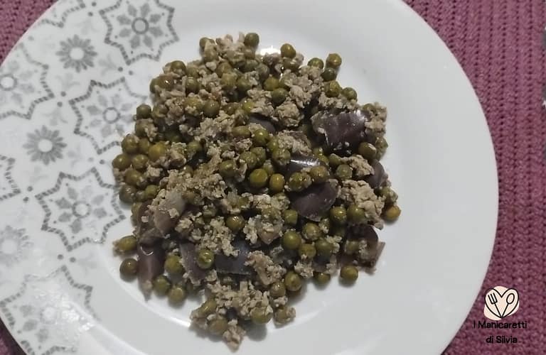 piselli con uova strapazzate