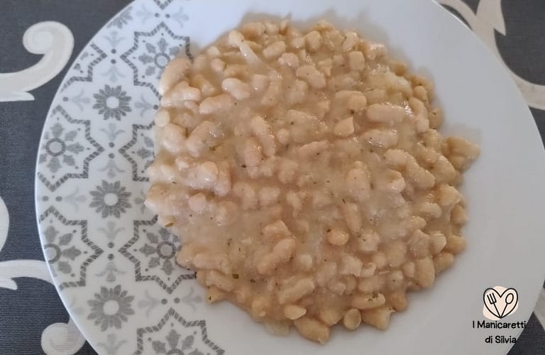fagioli in scatola in padella in bianco
