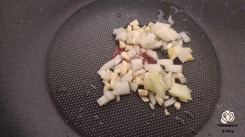 cipolle e aglio in padella