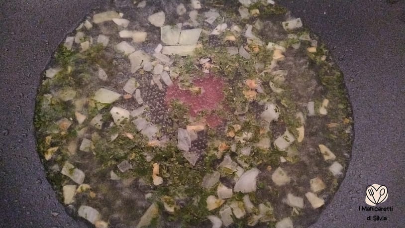 padella con prezzemolo acqua cipolla aglio