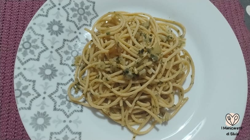 piatto di pasta con cipolle