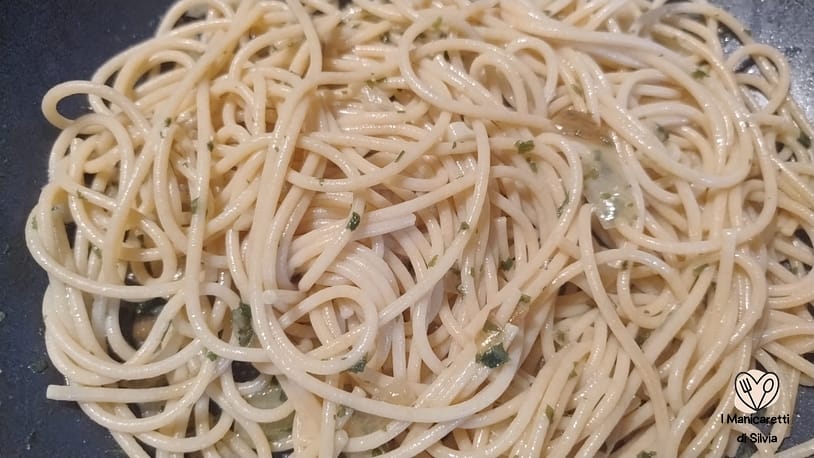 spaghetti con cipolle e aglio in padella
