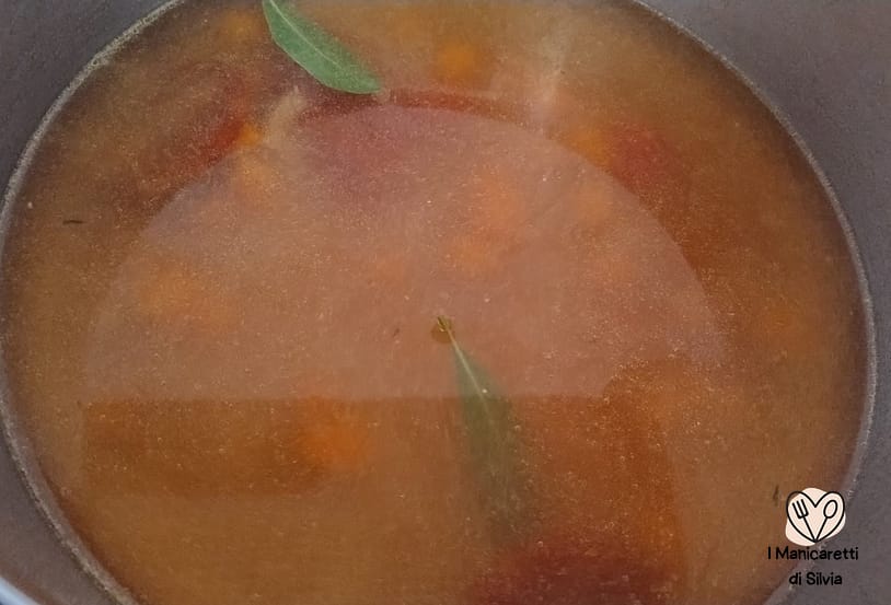 Brodo vegetale con dado: come usarlo in cucina e consigli pratici